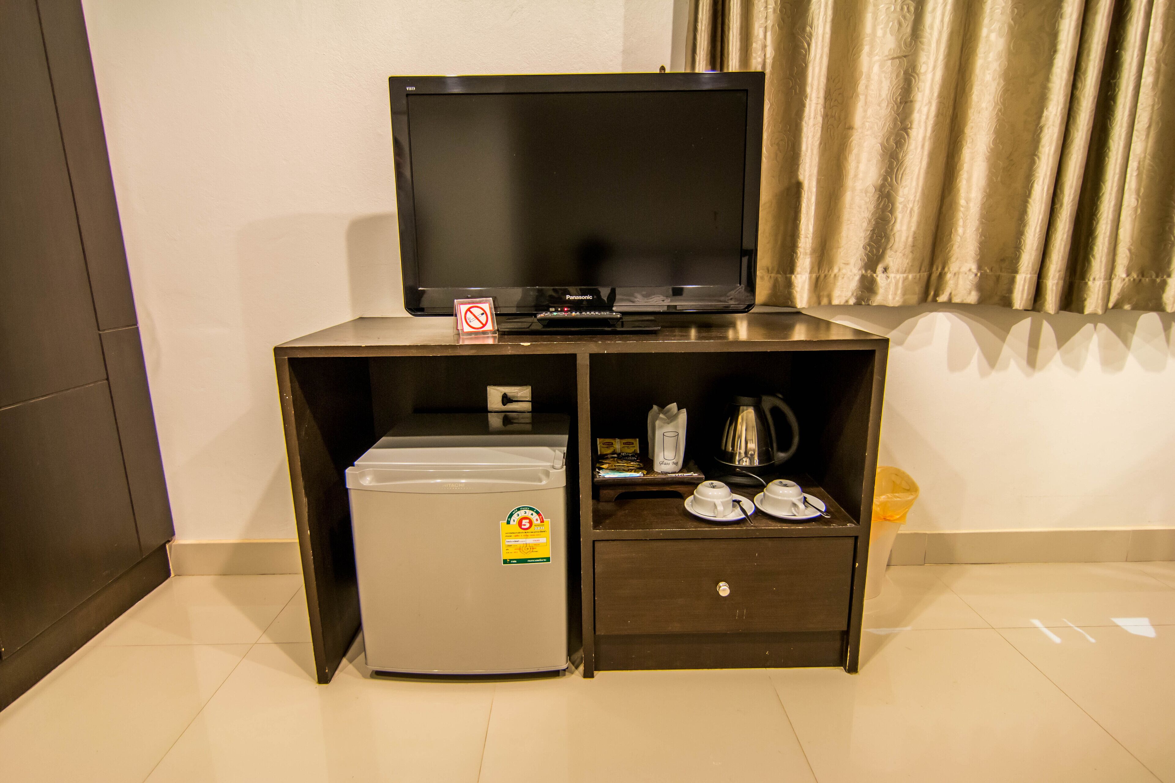 deluxe double room | in-room safe, desk, free wifi, bed sheets