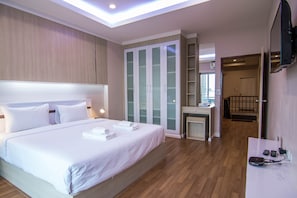 Cozy Suite with Kitchenette | 客房內保險箱、書桌、免費無線上網、床單