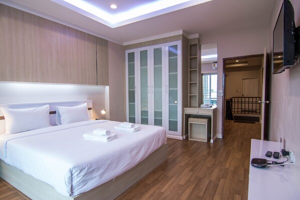 Cozy Suite with Kitchenette | Coffres-forts dans les chambres, bureau, Wi-Fi gratuit, draps fournis