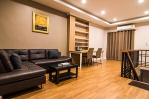 Cozy Suite with Kitchenette | 客房內保險箱、書桌、免費無線上網、床單