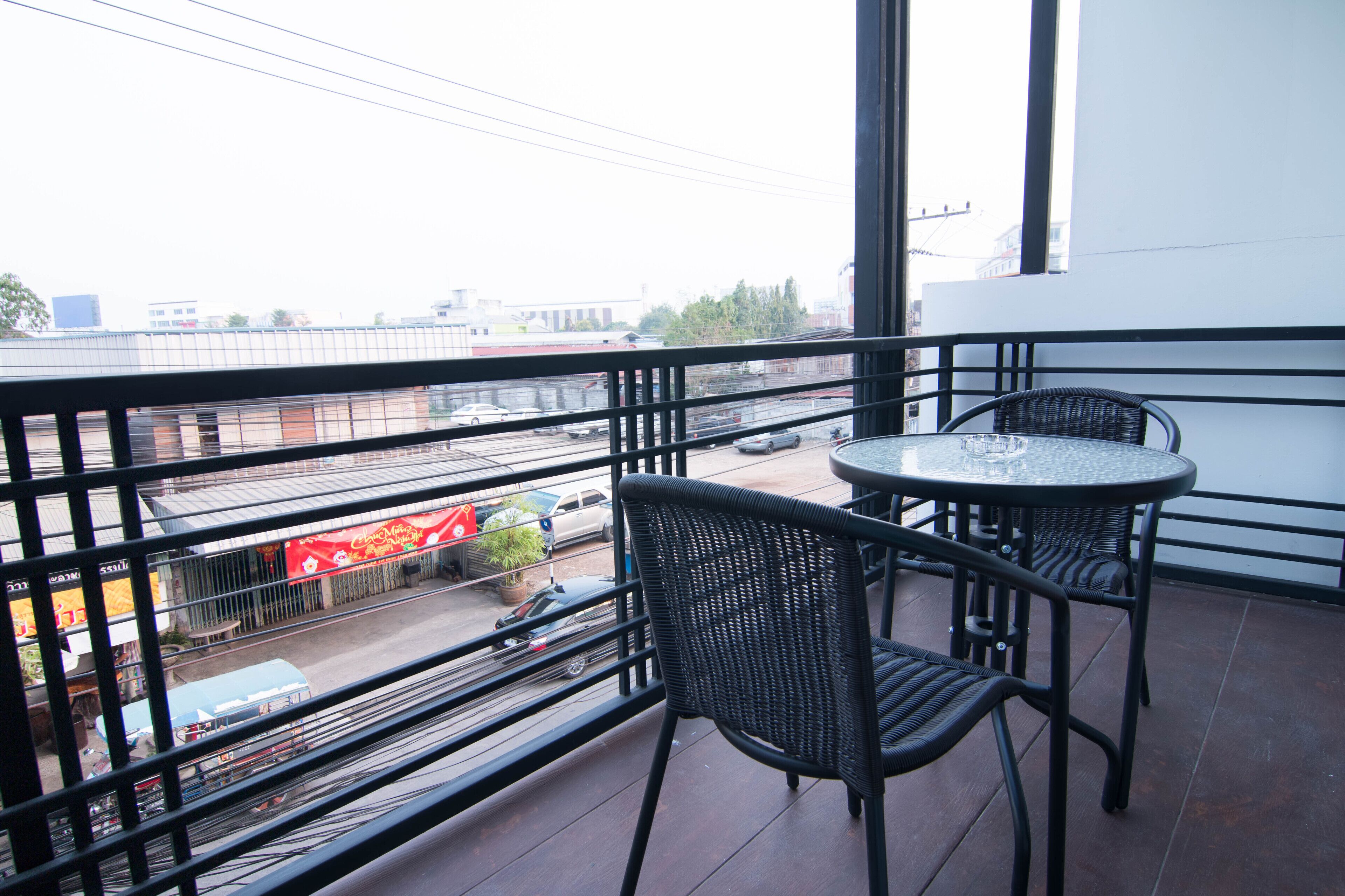 cozy suite with kitchenette | in-room safe, desk, free wifi, bed sheets