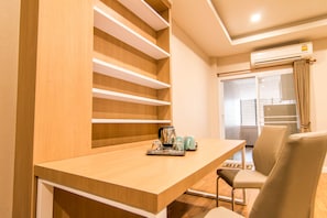 Cozy Suite with Kitchenette | 客房內保險箱、書桌、免費無線上網、床單