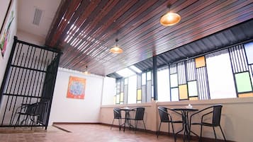 Suite | Área de sala de estar | Televisión de pantalla plana