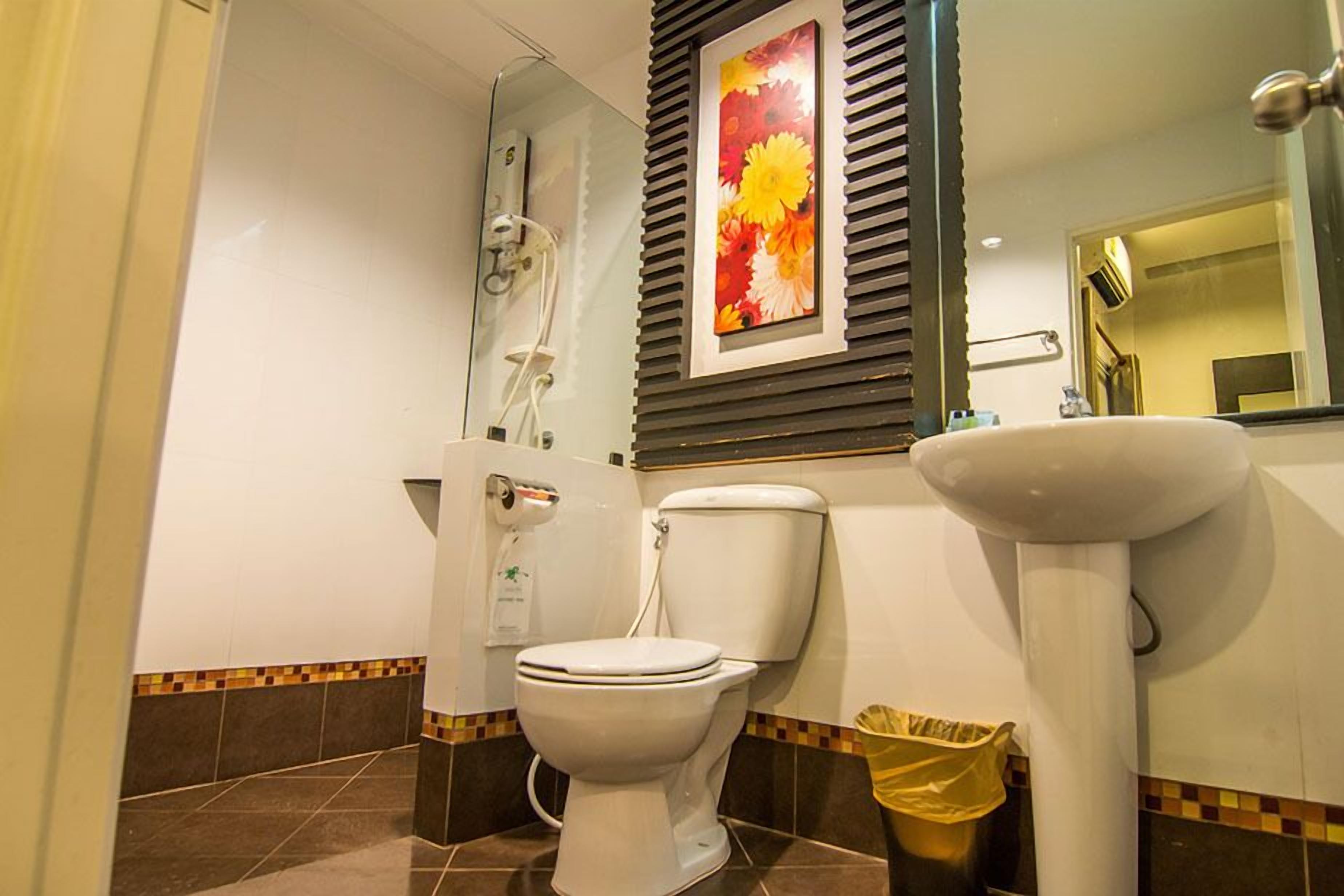 standard double room | bathroom | shower, free toiletries, towels