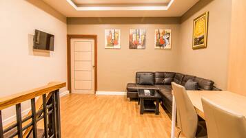 Cozy Suite with Kitchenette | Safe på rommet, skrivebord, wi-fi (inkludert) og sengetøy