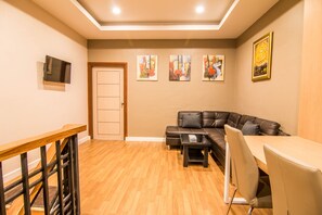 Cozy Suite with Kitchenette | 客房內保險箱、書桌、免費無線上網、床單