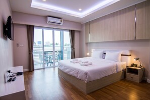 Cozy Suite with Kitchenette | Coffres-forts dans les chambres, bureau, Wi-Fi gratuit, draps fournis