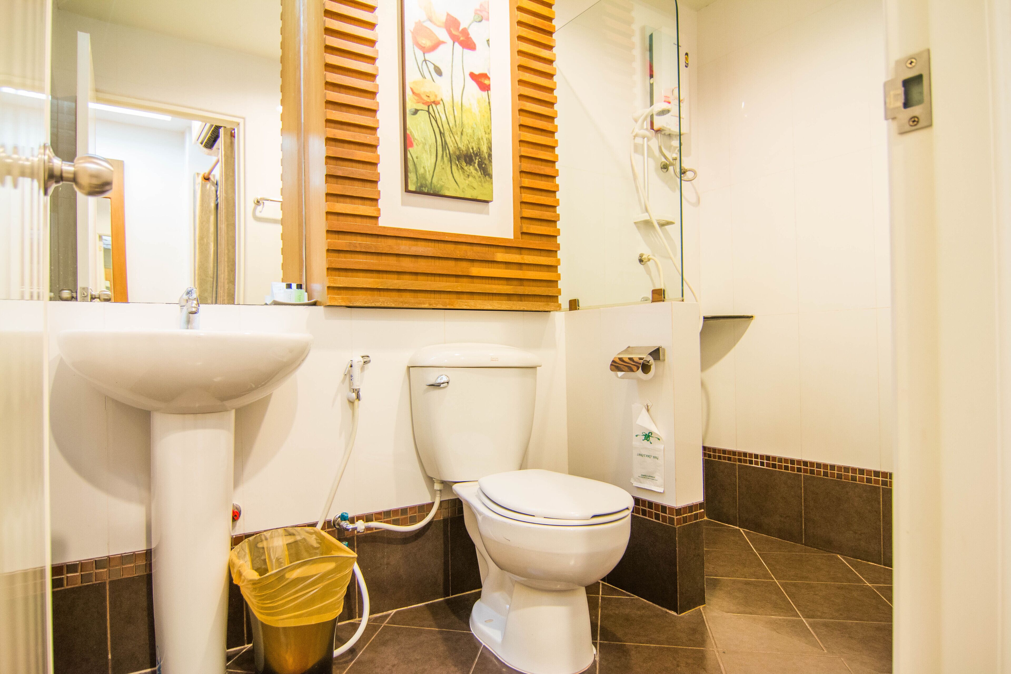 Un baño con inodoro, lavabo y ducha.