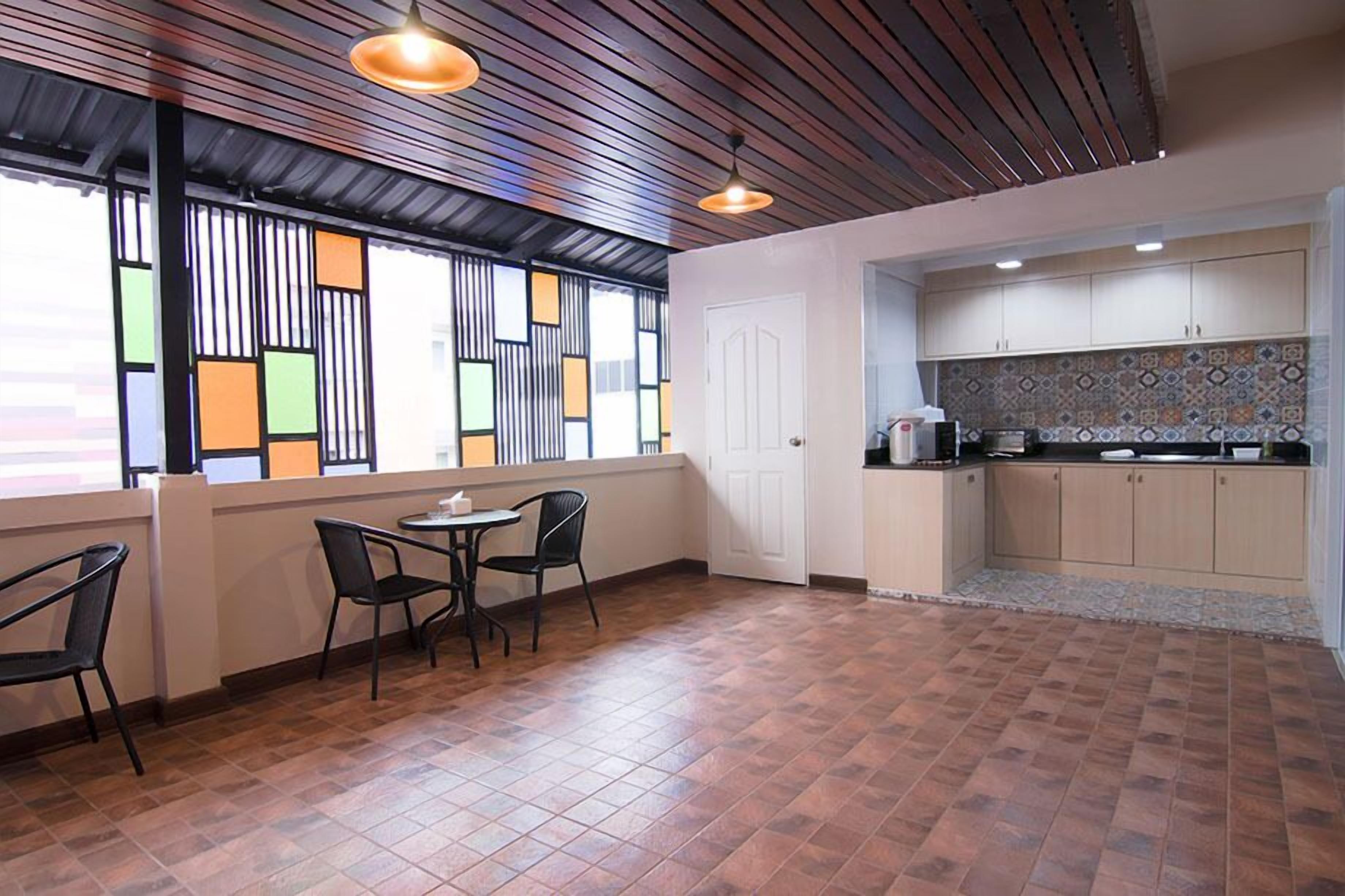 suite | living area | flat-screen tv