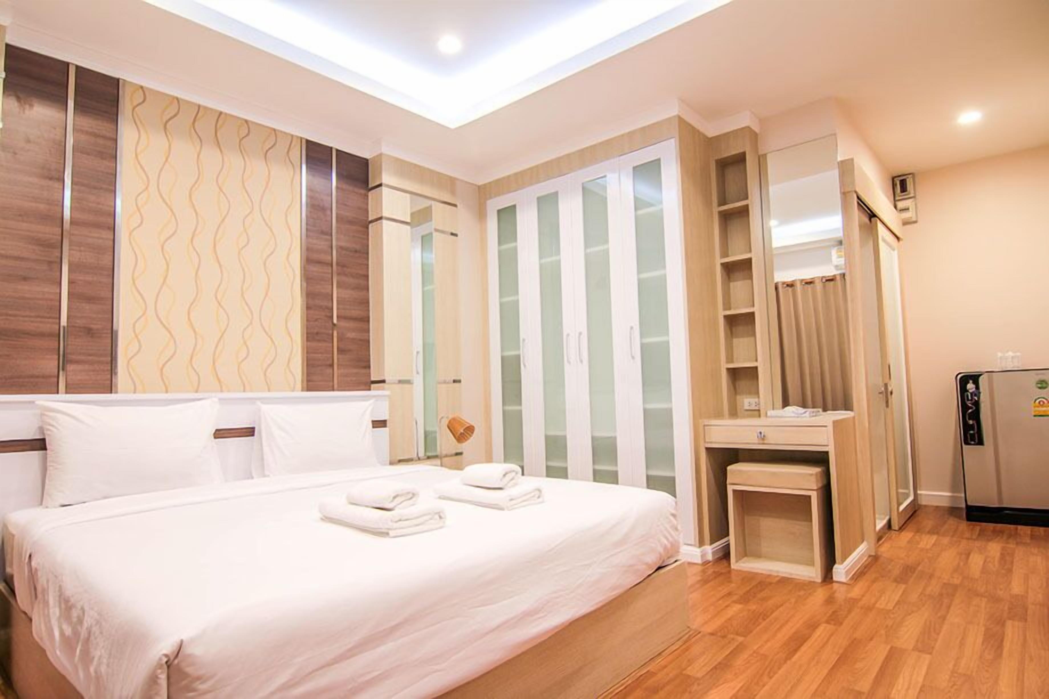 suite | in-room safe, desk, free wifi, bed sheets