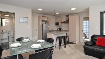 Apartment, 2 Bedrooms | In-room dining