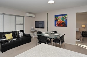 Appartement, 2 chambres | Restauration dans la chambre
