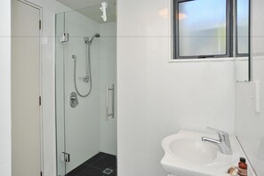 Apartment, 2 Schlafzimmer | Badezimmer | Dusche, kostenlose Toilettenartikel, Haartrockner, Handtücher