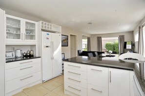 House, 5 Bedrooms | Private kitchen