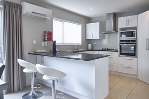 House, 5 Bedrooms | Dapur peribadi | Peti sejuk/penyejuk beku saiz penuh, ketuhar gelombang mikro, ketuhar