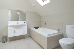 Bañera y ducha independientes, bañera profunda