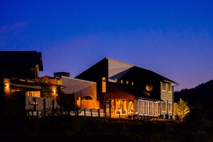 Fachada de la propiedad por la tarde o noche