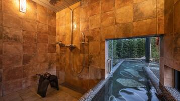 Ranchu(Caters to 15years old or older) | Bathroom | Separate tub and shower, spring water tub, free toiletries, hair dryer