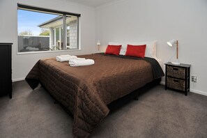House, 5 Bedrooms | 5 bedrooms, iron/ironing board, cots/infant beds, free WiFi - Ilam Villa (Christchurch)