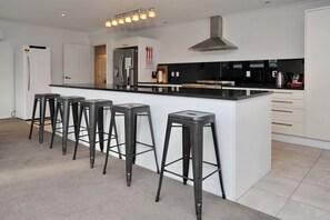 Full-sized fridge, microwave, oven, stovetop - Ilam Villa (Christchurch)