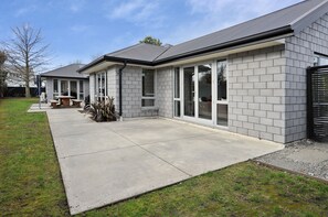 Terrace/patio - Ilam Villa (Christchurch)