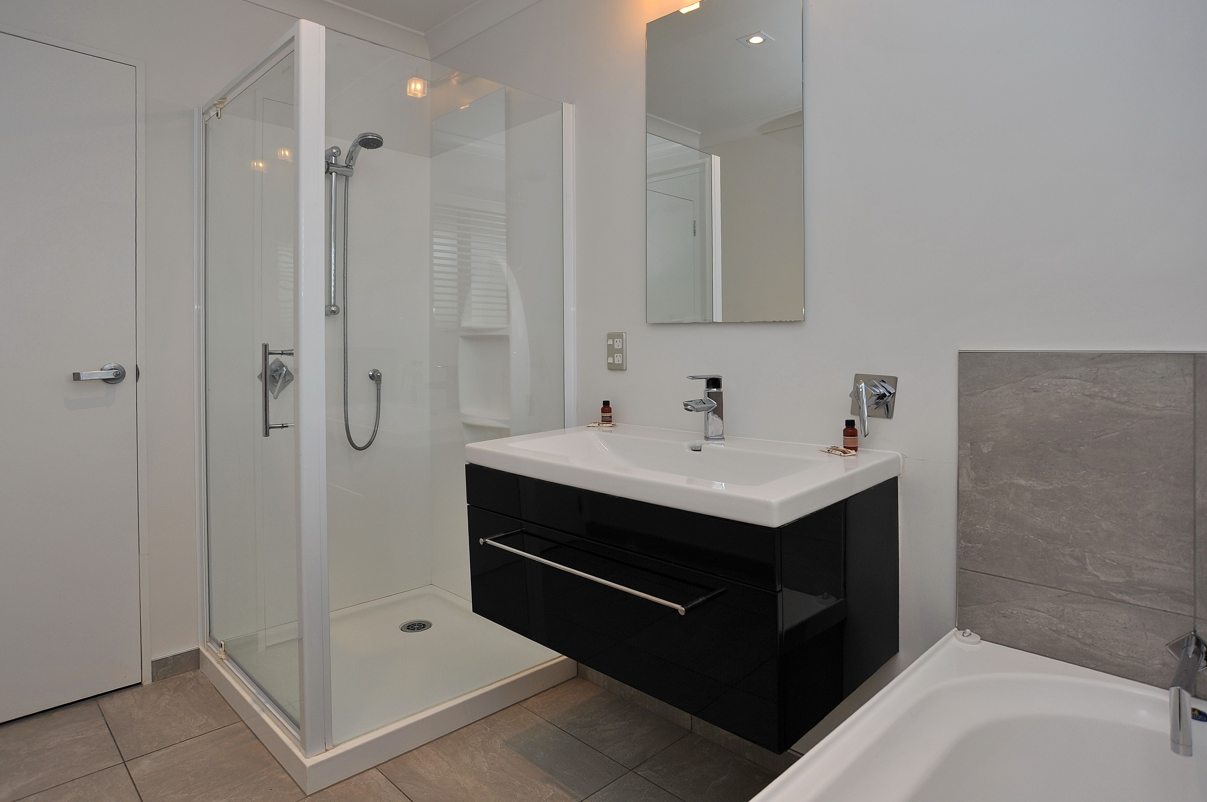 House, 5 Bedrooms | Bathroom | Separate tub and shower, free toiletries, hair dryer, towels