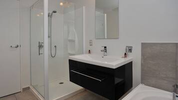 House, 5 Bedrooms | Bathroom | Separate tub and shower, free toiletries, hair dryer, towels
