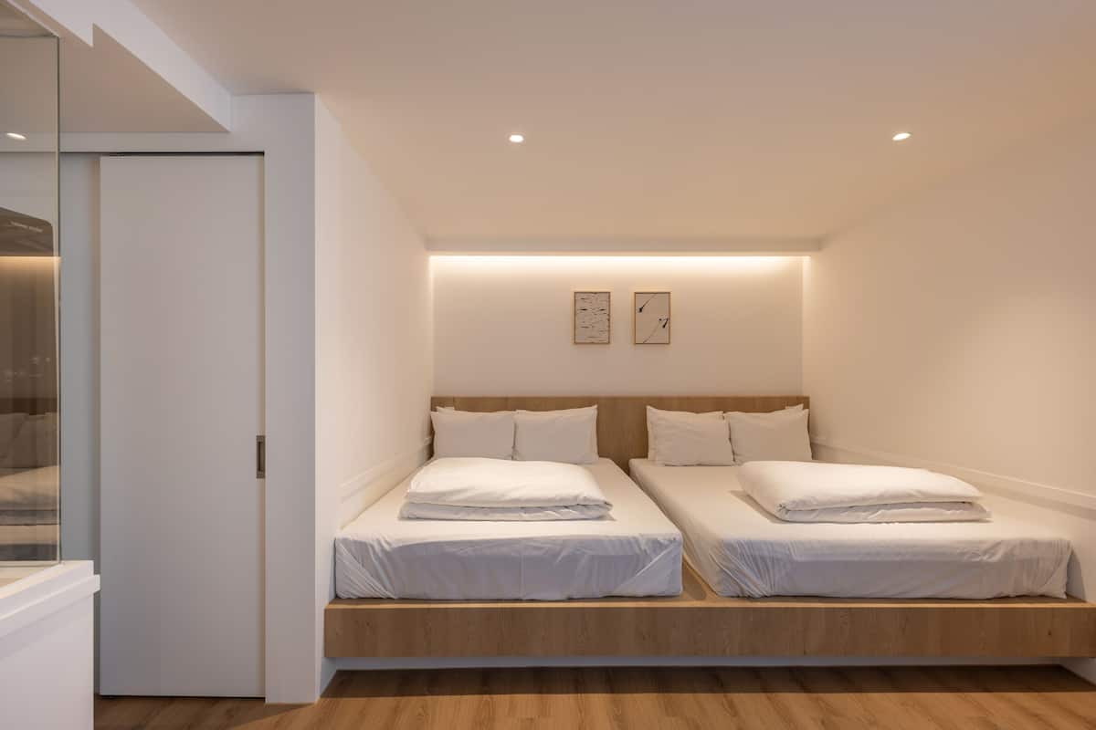 Suite (1 double bed and 1 single bed)