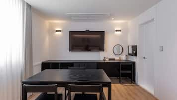 Suite (1 double bed and 1 single bed) | Individually decorated, individually furnished, free WiFi