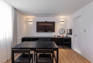Suite (1 double bed and 1 single bed)