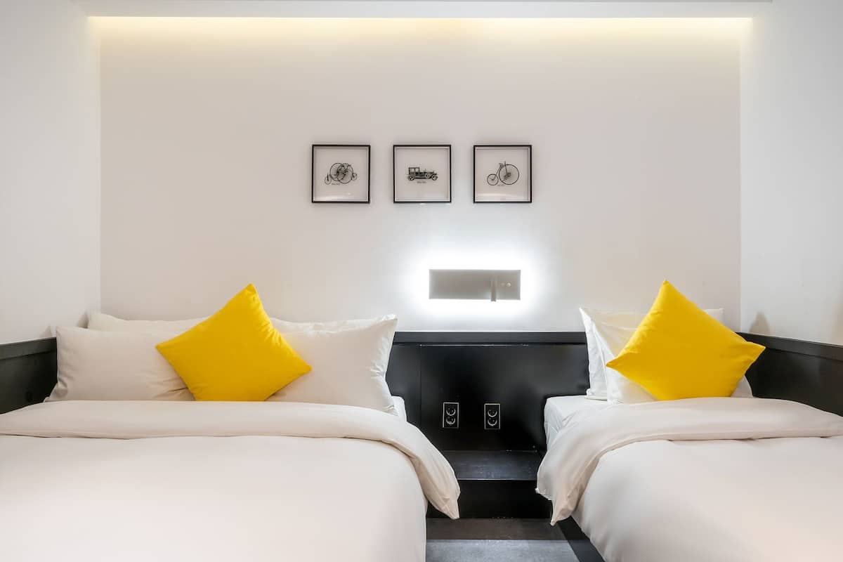 Süit (1 double bed and 1 single bed) | Ayrı ayrı dekore edilmiş, ayrı ayrı döşenmiş