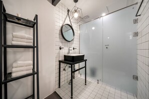 Suite (1 double bed and 1 single bed) | Bathroom | Free toiletries, hair dryer, slippers, towels - Chuncheon Bom Stay (Chuncheon)