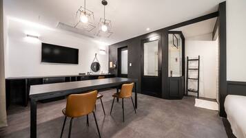 套房 (1 double bed and 1 single bed) | 特色装修、特色家居、免费 WiFi