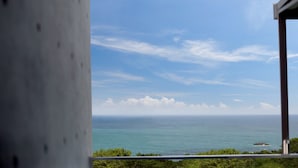 A view of the ocean from a balcony with a clear sky. - The Marine Pool Villa (Gyeongju)