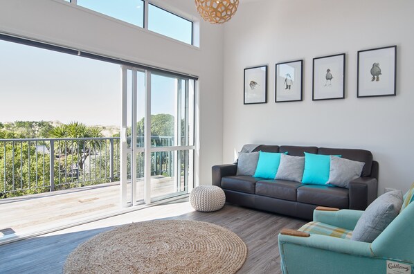 House, 4 Bedrooms, Balcony | Living room