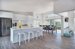 House, 4 Bedrooms, Balcony | Private kitchen