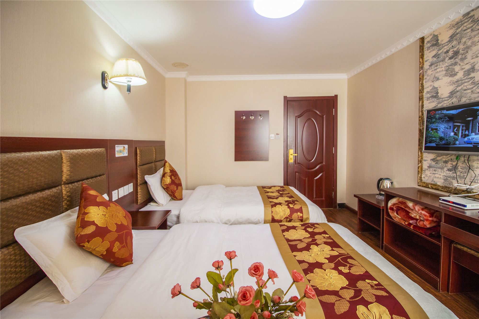 deluxe twin room(chinese domestic guests only) | desk, blackout curtains, free wifi