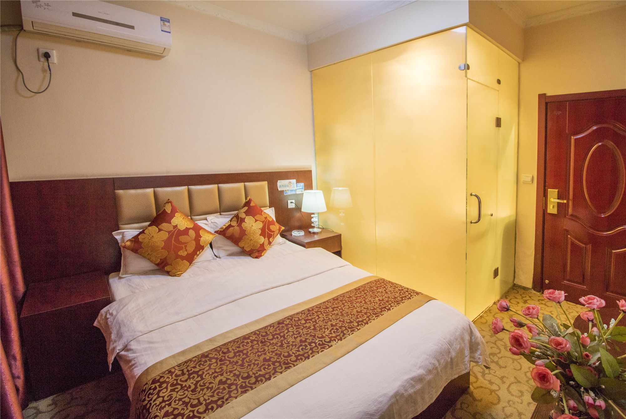 standard double room(chinese domestic guests only) | desk, blackout curtains, free wifi