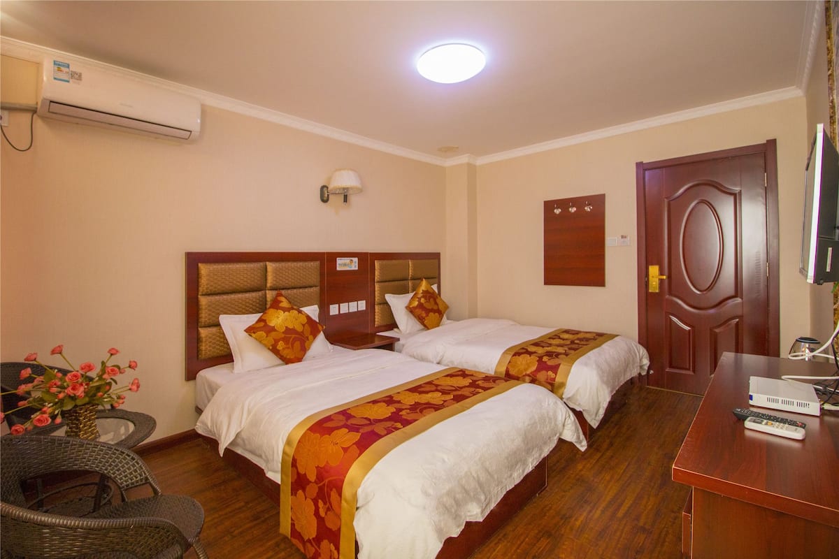 deluxe twin room(chinese domestic guests only) | desk, blackout curtains, free wifi