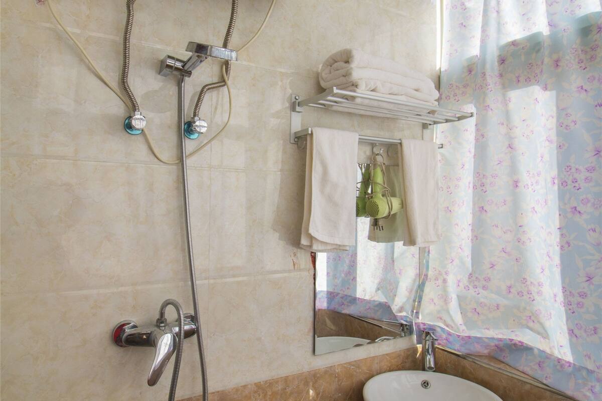 standard twin room(chinese domestic guests only) | bathroom shower