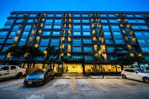 Fachada de la propiedad por la tarde o noche