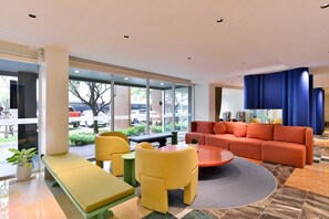 Lobby sitting area - The Grass Serviced Suites by At Mind (Pattaya)