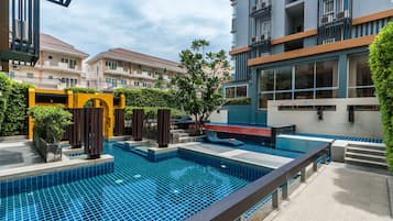 Piscina externa, guarda-sóis, espreguiçadeiras