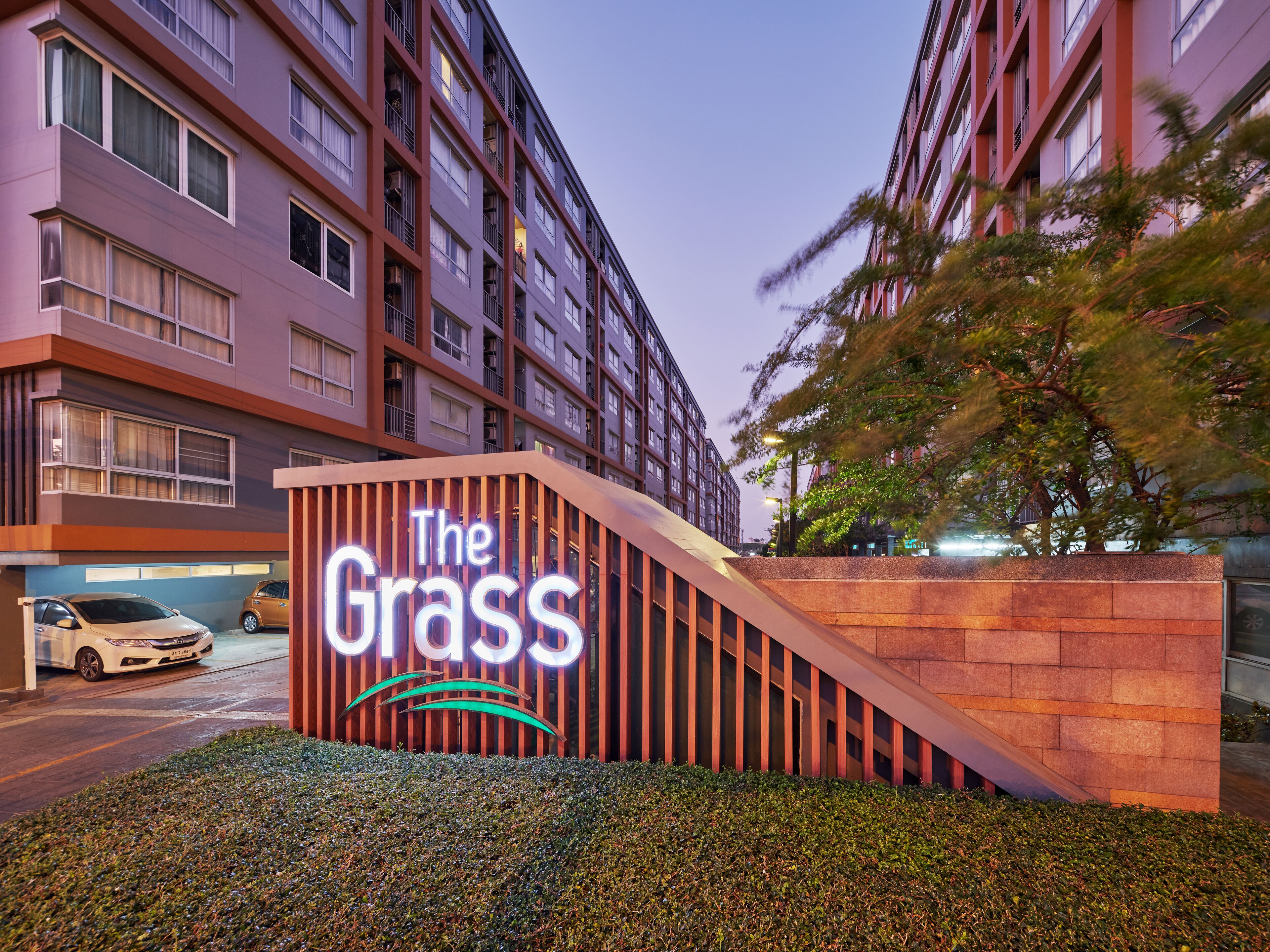 Un bâtiment moderne sur lequel on peut lire l’inscription : « The Grass ».