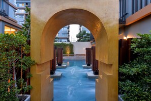 Outdoor pool, pool umbrellas, sun loungers - The Grass Serviced Suites by At Mind (Pattaya)