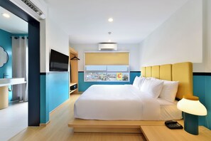 Deluxe King | Premium bedding, minibar, in-room safe, individually decorated - The Grass Serviced Suites by At Mind (Pattaya)