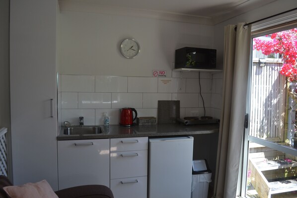 1 غرفة نوم وأغطية فراش متميزة وخزنة داخل الغرفة وبديكورات فريدة لكل غرفة