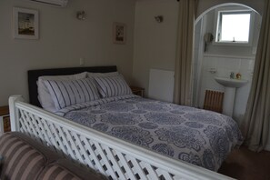 1 غرفة نوم وأغطية فراش متميزة وخزنة داخل الغرفة وبديكورات فريدة لكل غرفة