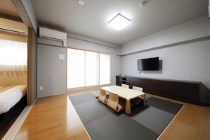 Japanese and Western Style Room, Non Smoking | In-room safe, desk, blackout drapes, soundproofing