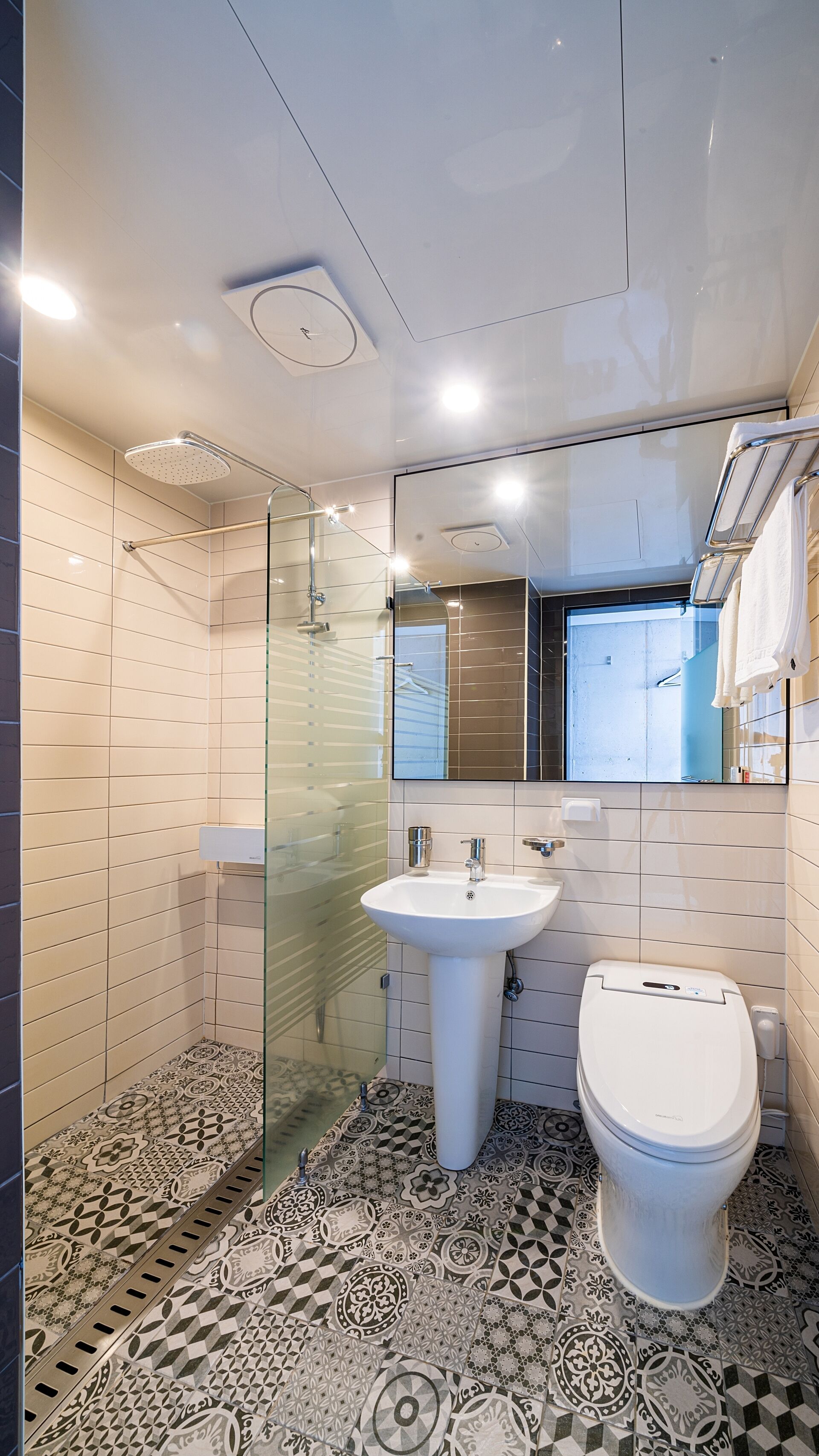 standard double room, 1 queen bed | blackout curtains, free wifi, bed sheets